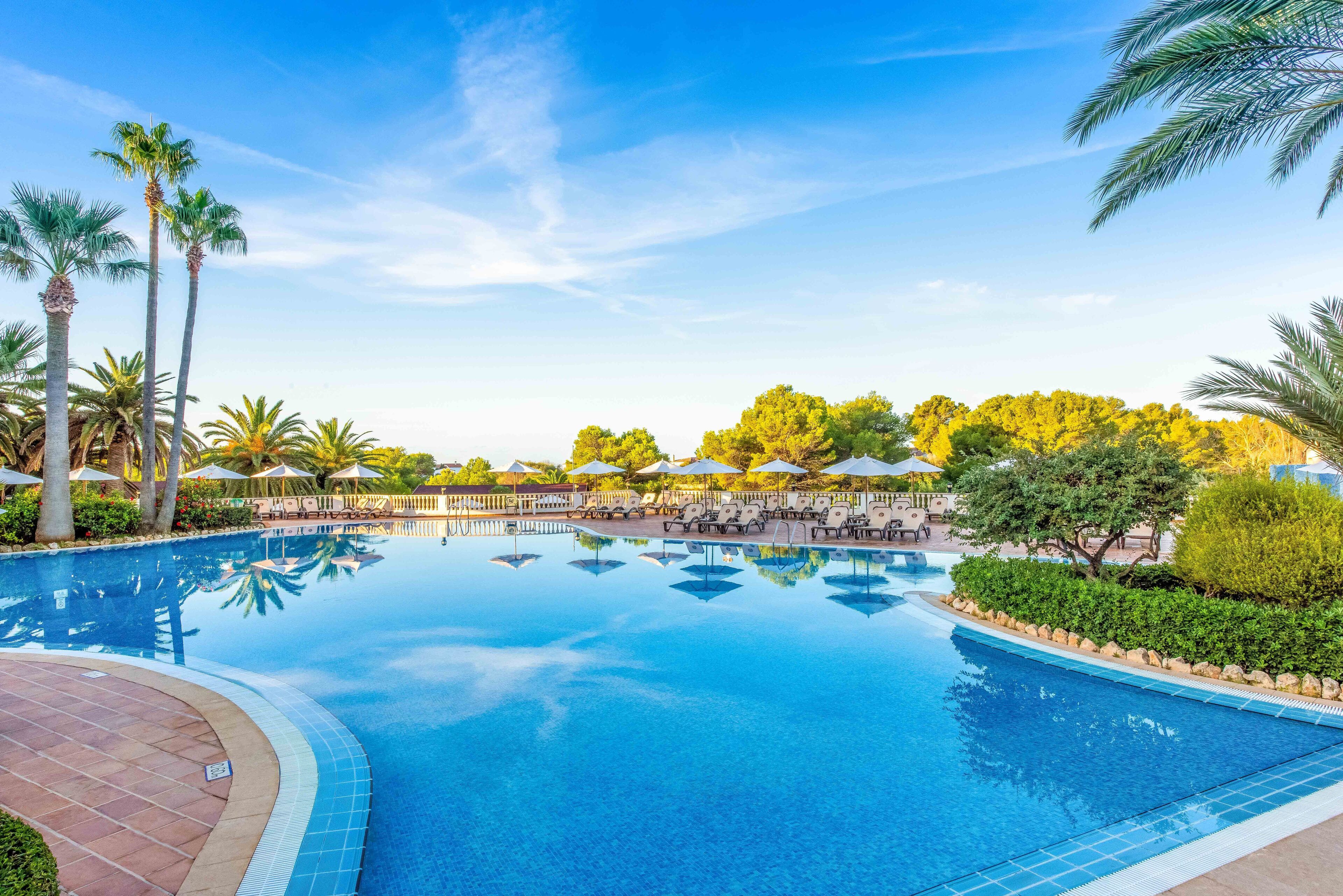 Een binnenzwembad, een buitenzwembad en ligstoelen