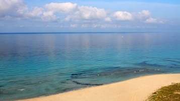 Una spiaggia nelle vicinanze, sabbia bianca
