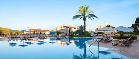 Inomhuspool, utomhuspool och solstolar