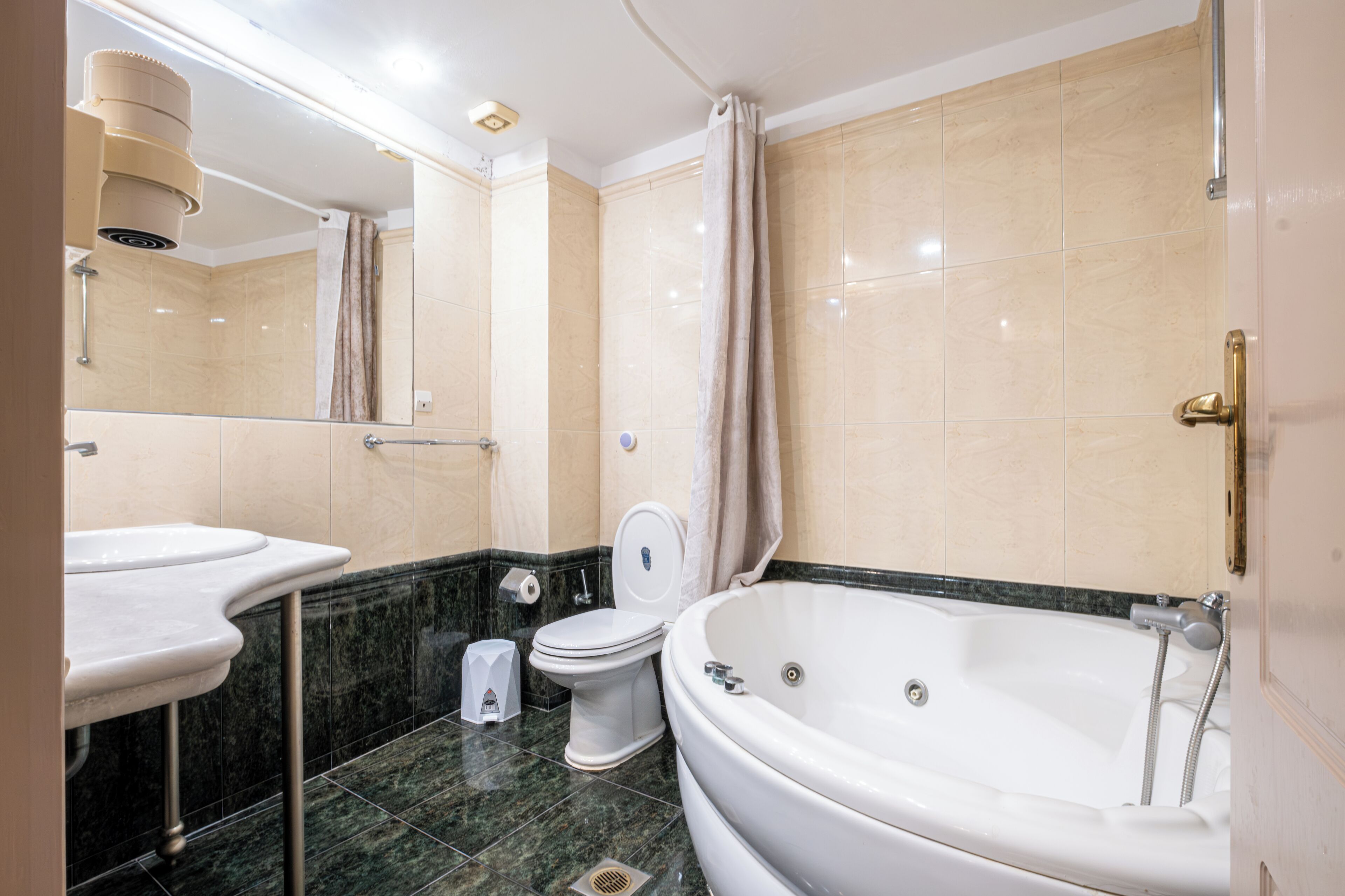 Une salle de bain moderne avec une baignoire, des toilettes et un lavabo.