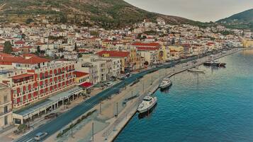 Un pueblo costero con un puerto deportivo, calles estrechas y edificios de techo rojo.