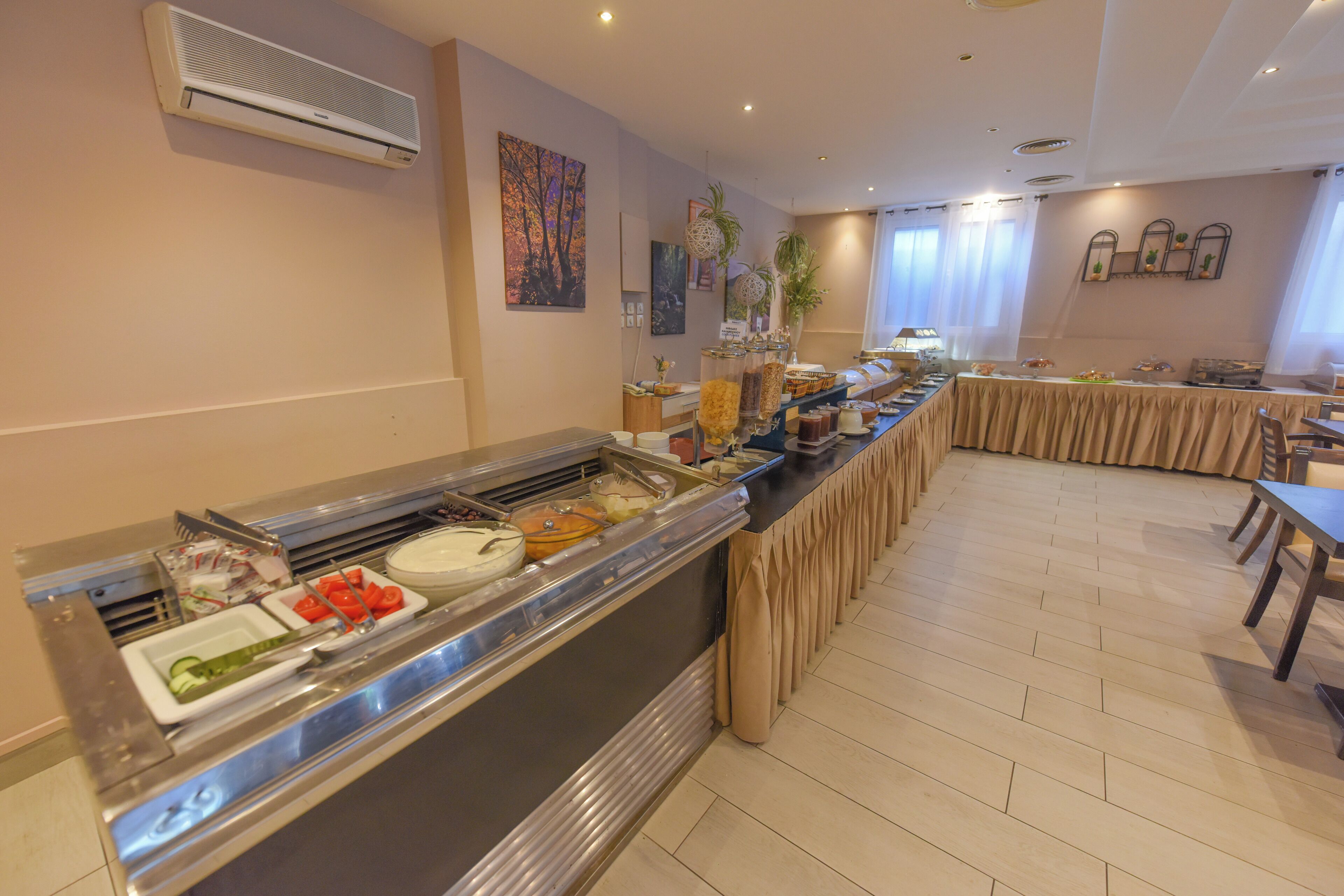 Un área de bufé con diferentes opciones de comida y una larga barra.