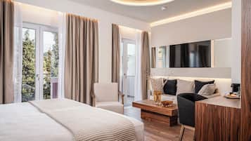 One Bedroom Junior Suite with Side Sea View | 1 間睡房、書桌、遮光窗簾/窗簾、熨斗/熨衫板