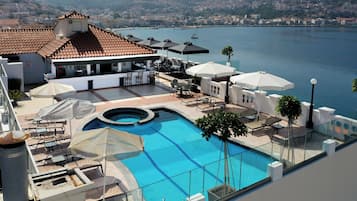 Piscine extérieure, parasols de plage, chaises longues