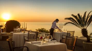 6 restaurants; breakfast, lunch and dinner served
