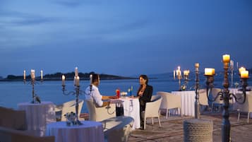 6 restaurants, breakfast, lunch, dinner served; Mediterranean cuisine