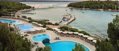 2 piscines couvertes, 2 piscines extérieures, parasols de plage