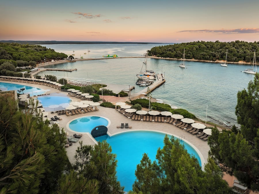 2 binnenzwembaden, 2 buitenzwembaden en parasols bij het zwembad