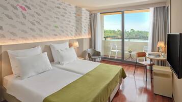 Minibar, Zimmersafe, Schreibtisch, Verdunkelungsvorhänge