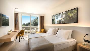 Minibar, coffres-forts dans les chambres, bureau, rideaux occultants