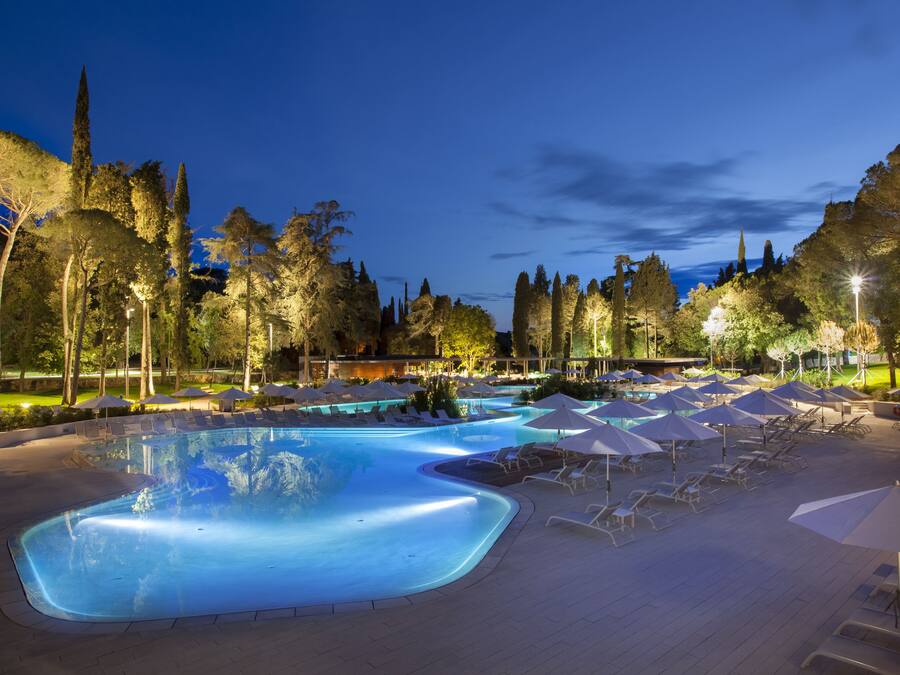 Una piscina cubierta, una piscina al aire libre de temporada, tumbonas