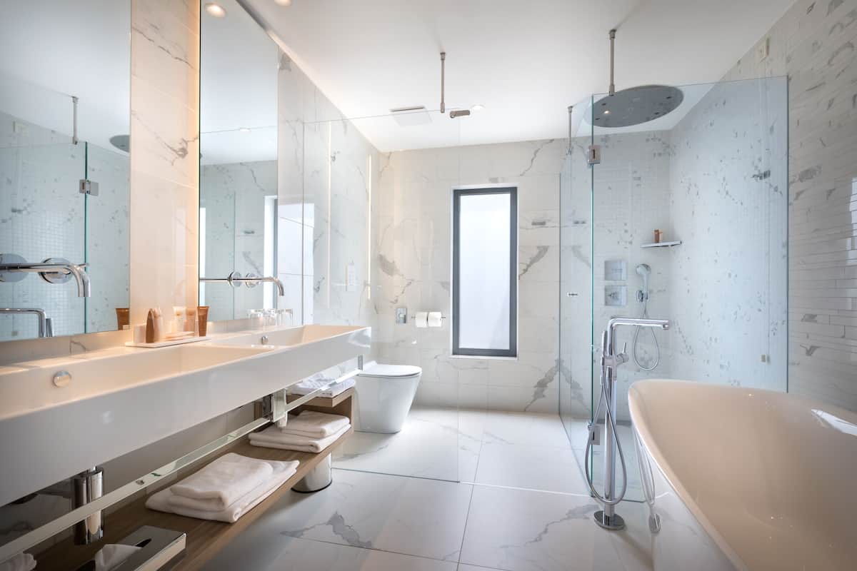 deluxe suite (eden) | bathroom | combined shower/bathtub, free toiletries, hair dryer, bathrobes