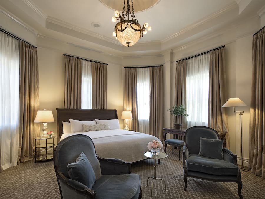 Deluxe-Zimmer, 1 King-Bett (Luxe King) | Zimmersafe, Schreibtisch, Bügeleisen/Bügelbrett, kostenloses WLAN