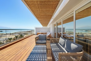 Suite, vue mer | Minibar, coffres-forts dans les chambres, bureau