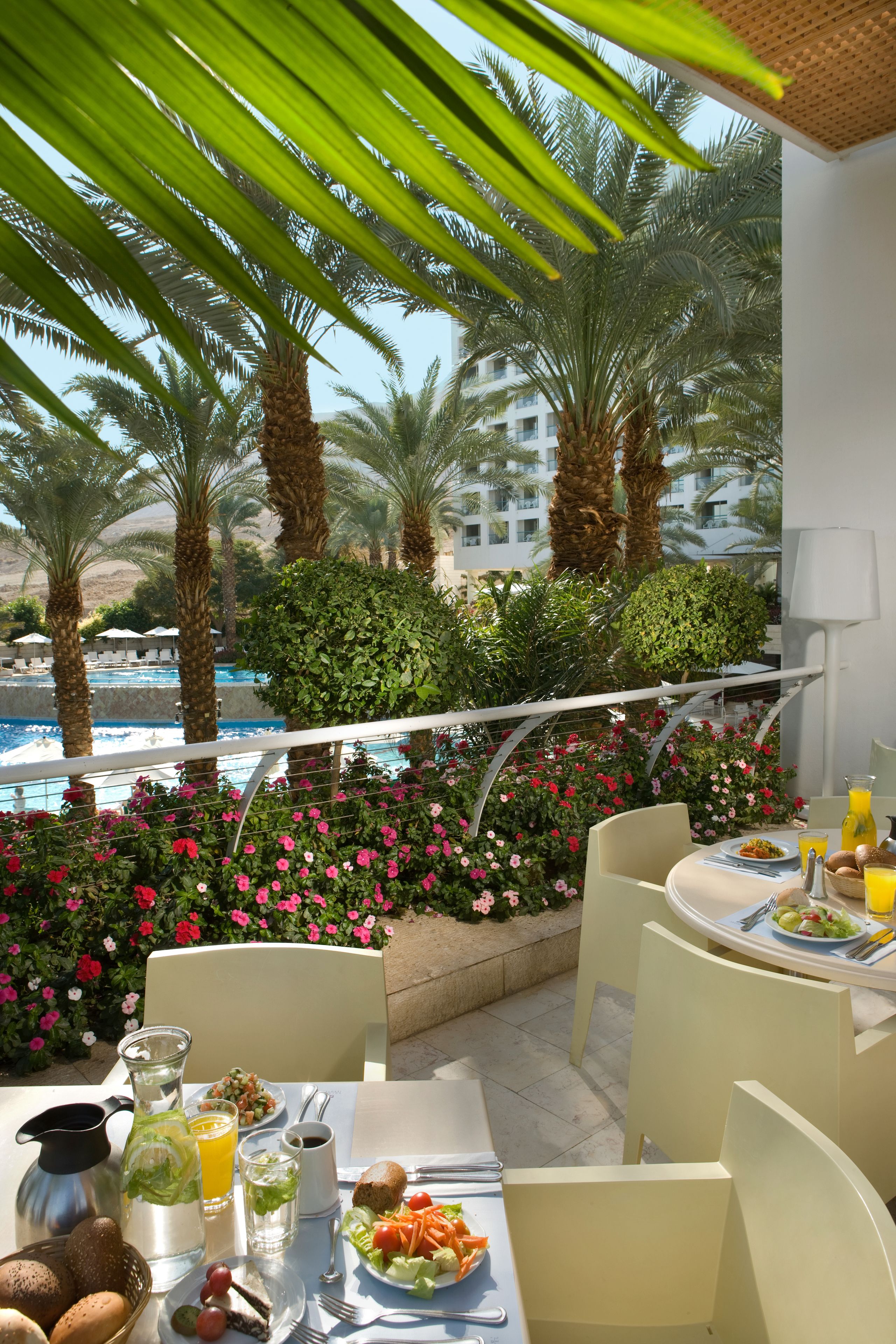 2 ravintolaa, joissa tarjoillaan illallinen; amerikkalainen keittiö