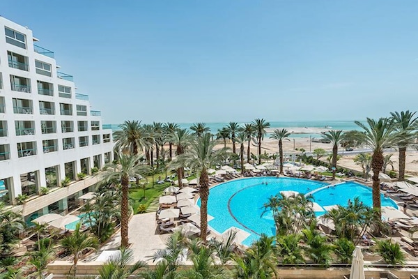 Minibar, caja fuerte, escritorio y tabla de planchar con plancha