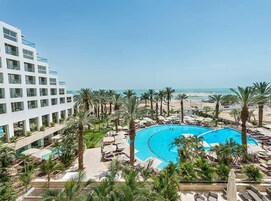 迷你吧、客房内保险箱、办公桌、熨斗/熨板