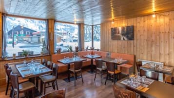 Lunch and dinner served, international cuisine