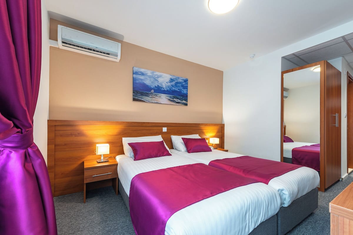 Double or Twin Room, Sea View, Anex | Desk, free cribs/infant beds, free WiFi, bed sheets