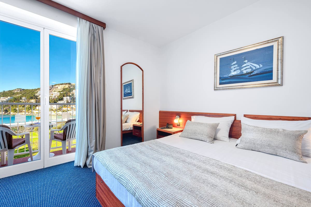 Desk, cribs (free), WiFi (free), bed sheets