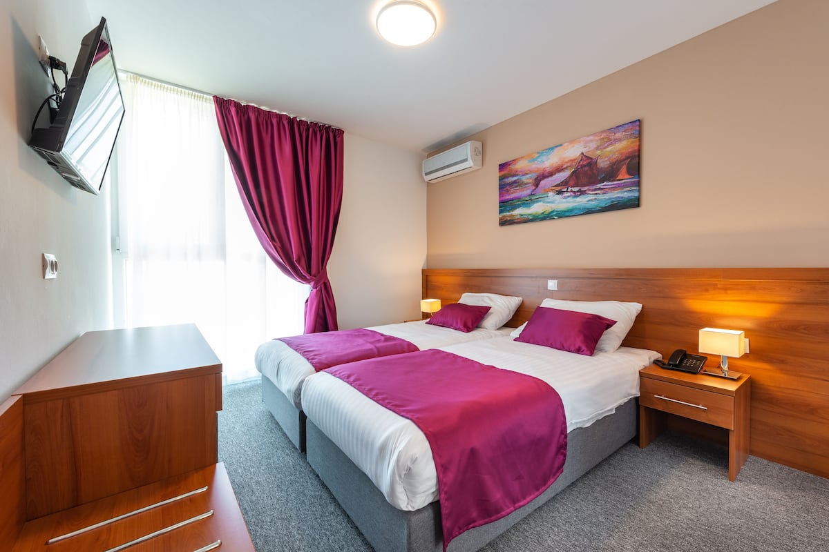 Double or Twin Room – Annex building | Escrivaninha, berços grátis, Wi-Fi de cortesia, roupa de cama
