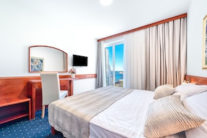Quarto casal ou duplo standard, sacada, vista para o mar | Escrivaninha, berços grátis, Wi-Fi de cortesia, roupa de cama