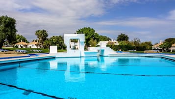 Piscine extérieure, parasols de plage, chaises longues