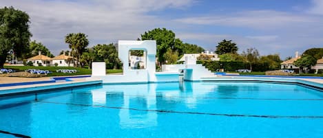 Piscine extérieure, parasols de plage, chaises longues