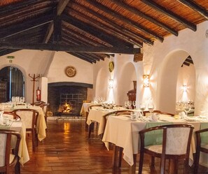 Dinner served, Regional cuisine, pool views  - Pedras d'el Rei (Tavira)