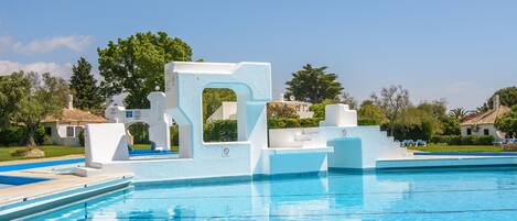 Outdoor pool, pool umbrellas, sun loungers