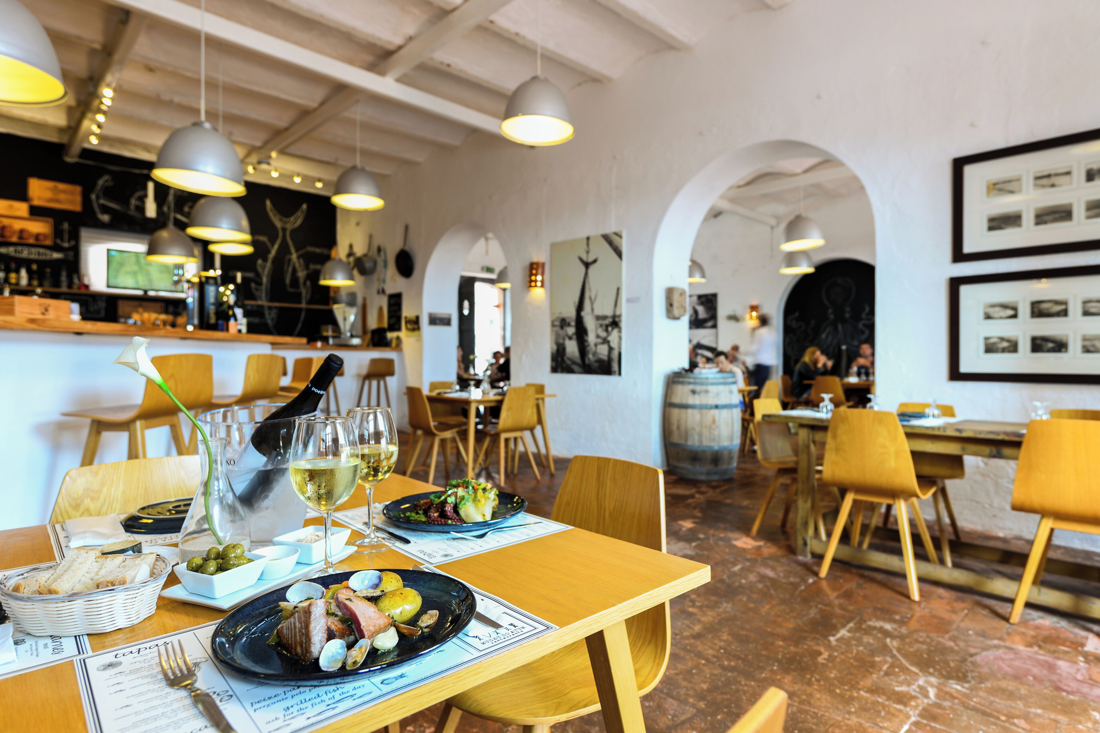 Se sirven cenas y cocina regional (con vistas a la piscina) 