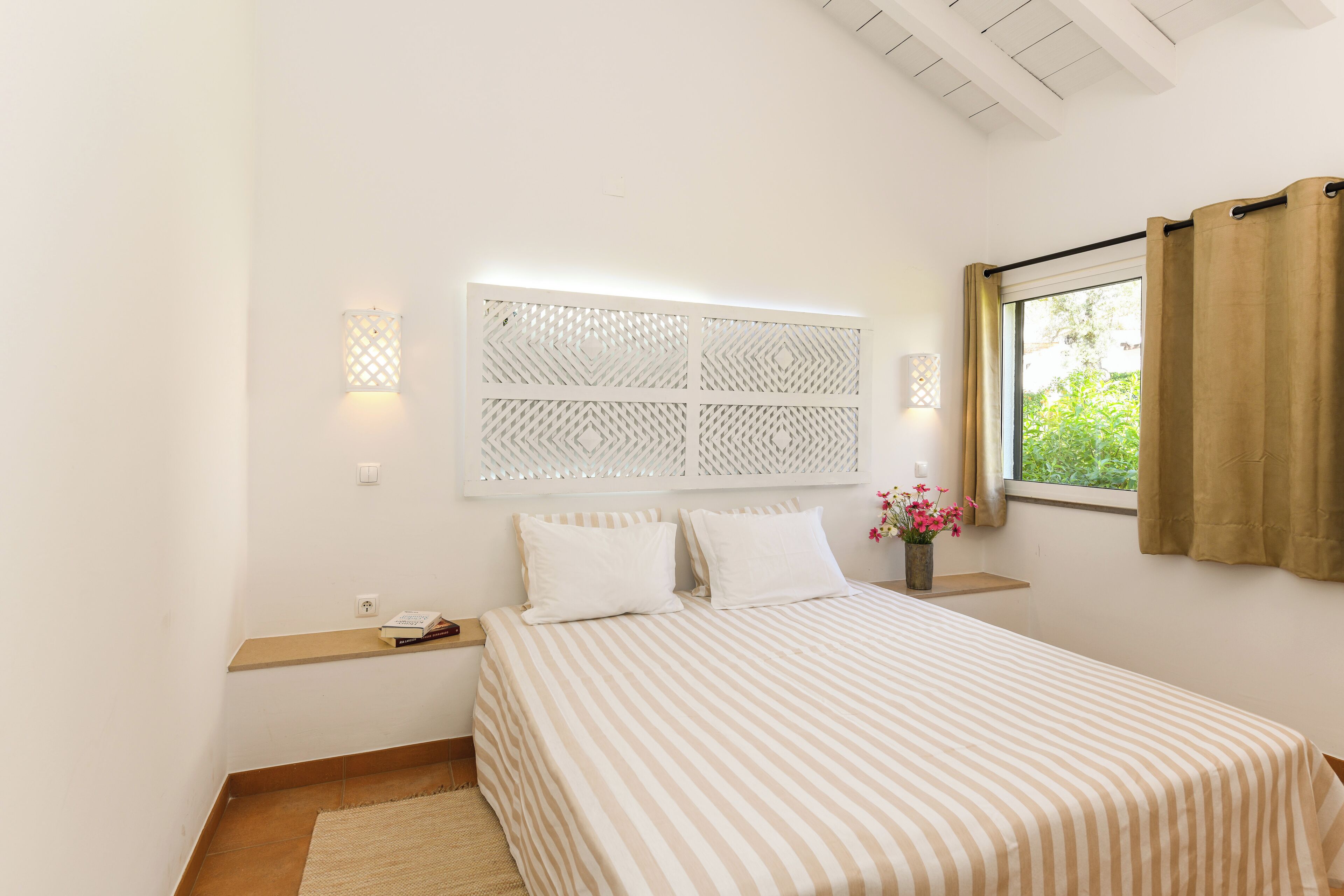 Cortinas blackout, tabla de planchar con plancha y ropa de cama 