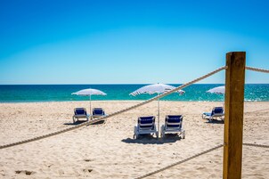 靠近海滩、白沙、免费海滩班车、沙滩椅