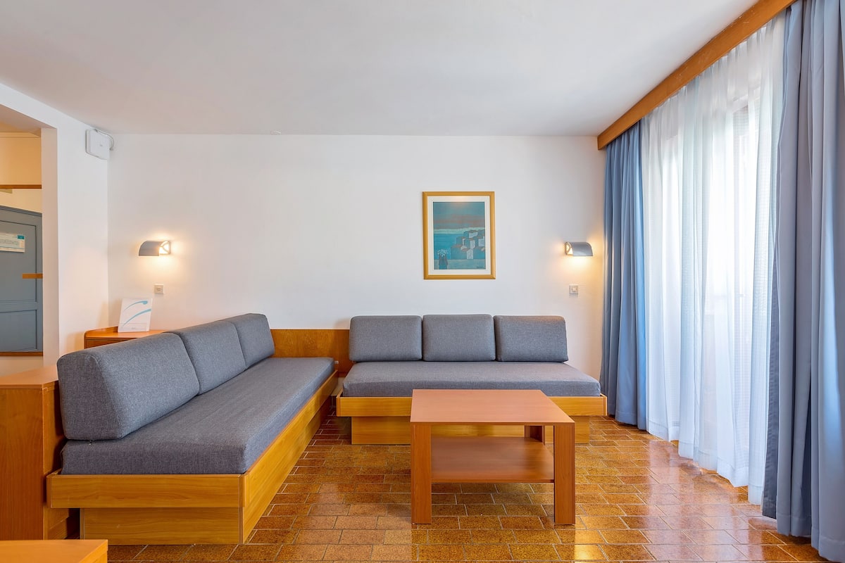 1 bedroom, desk, laptop workspace, blackout drapes