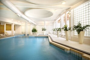 Innendørsbasseng, sesongbasert utendørsbasseng og bassengparasoller