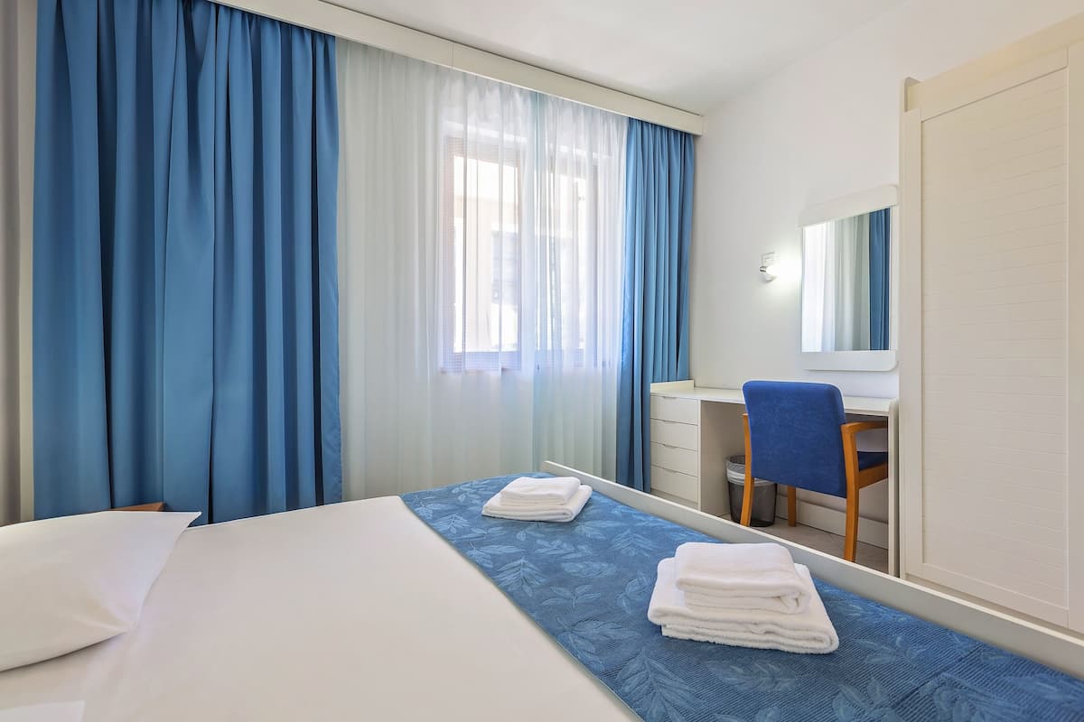1 bedroom, desk, laptop workspace, blackout drapes