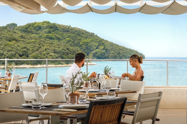 2 restaurantes; se sirven desayunos