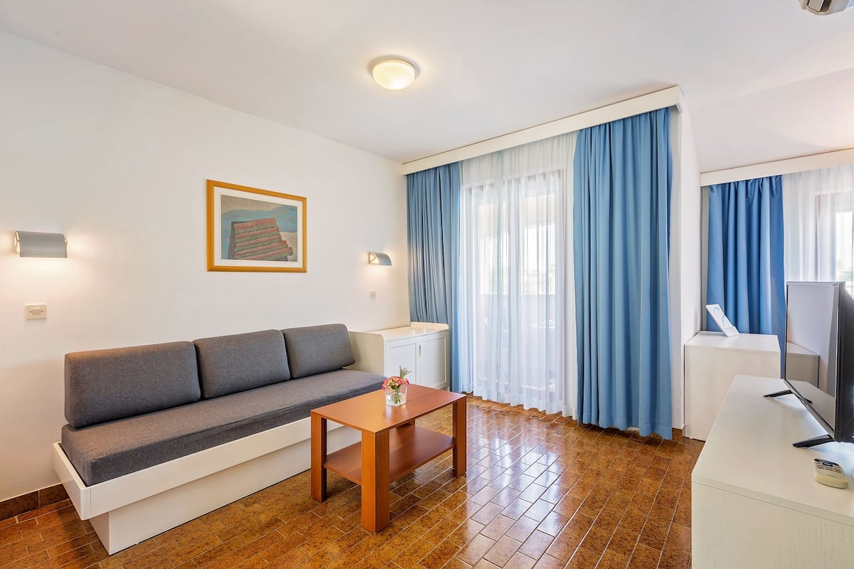 Appartamento, 1 camera da letto, balcone, fronte mare | Soggiorno | TV 72 cm con canali satellitari