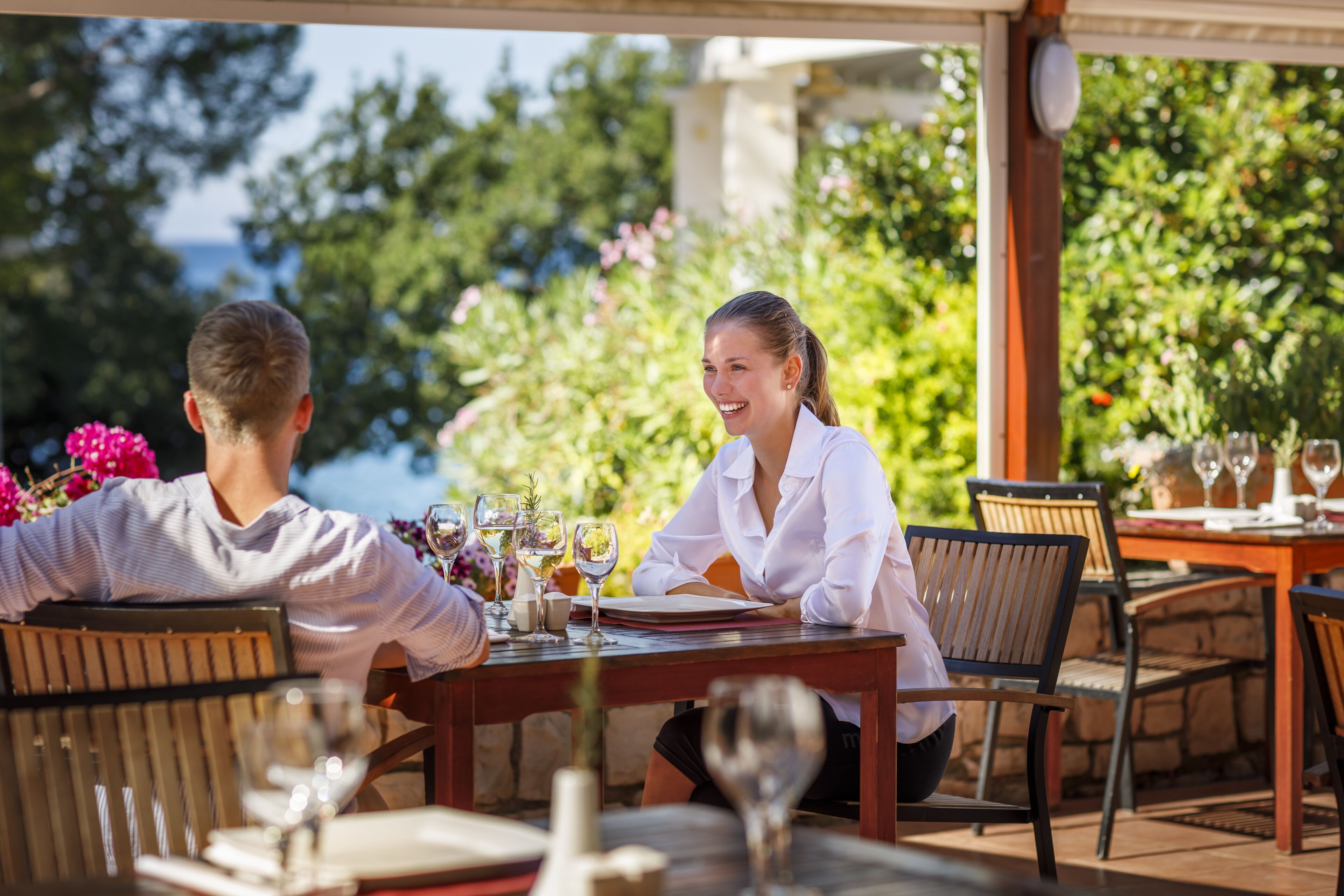 2 restaurants, breakfast, lunch, dinner served; seafood