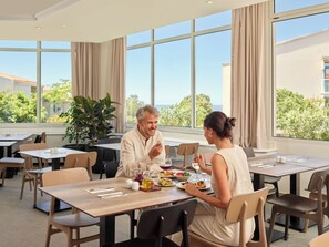 2 Restaurants, Frühstück, Mittagessen, Fisch und Meeresfrüchte