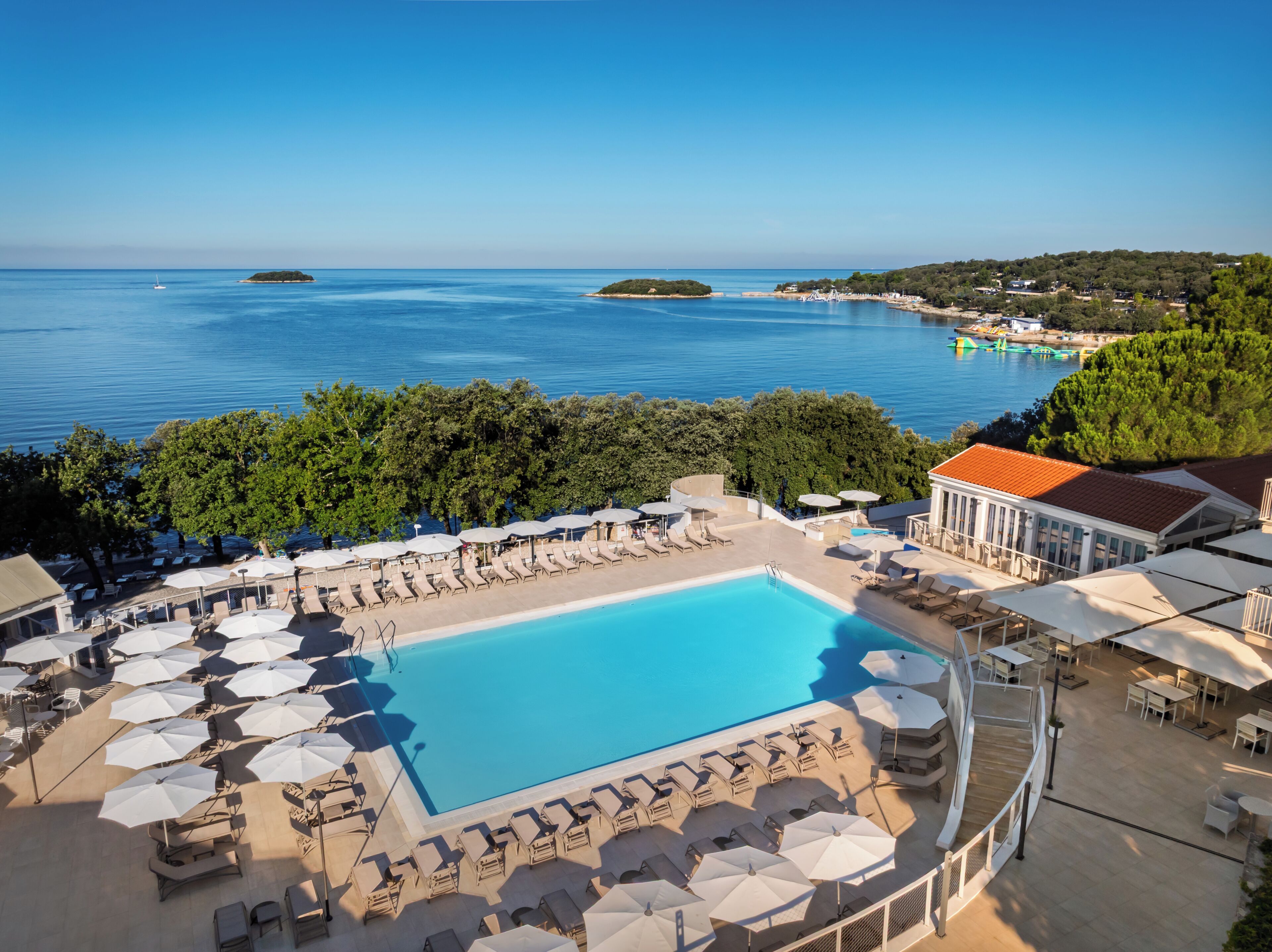 Piscina externa sazonal, guarda-sóis