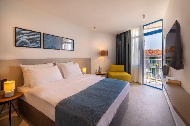 Cofres nos quartos, cortinas blackout, roupa de cama