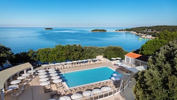 Seasonal outdoor pool, pool umbrellas