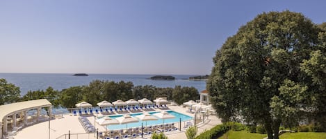 Seasonal outdoor pool, pool umbrellas