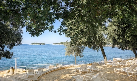 Am Strand, Liegestühle, Sonnenschirme, Volleyball. Maistra Select Funtana All Inclusive Resort