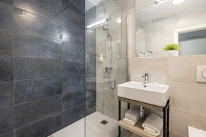 Dusche, kostenlose Toilettenartikel, Haartrockner, Handtücher