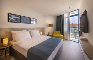 Superior-Dreibettzimmer, Balkon, Meerseite | Zimmersafe, Verdunkelungsvorhänge, Bettwäsche