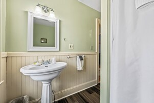 Superior Double Room | Bathroom | Combined shower/tub, free toiletries, hair dryer, towels