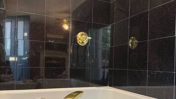 Habitación | Baño | Amenidades de baño gratuitas, secadora de cabello, batas, toallas