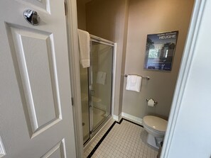 Thermopylae (Room #7) | Baño | Amenidades de baño gratuitas, secadora de cabello, batas, toallas 